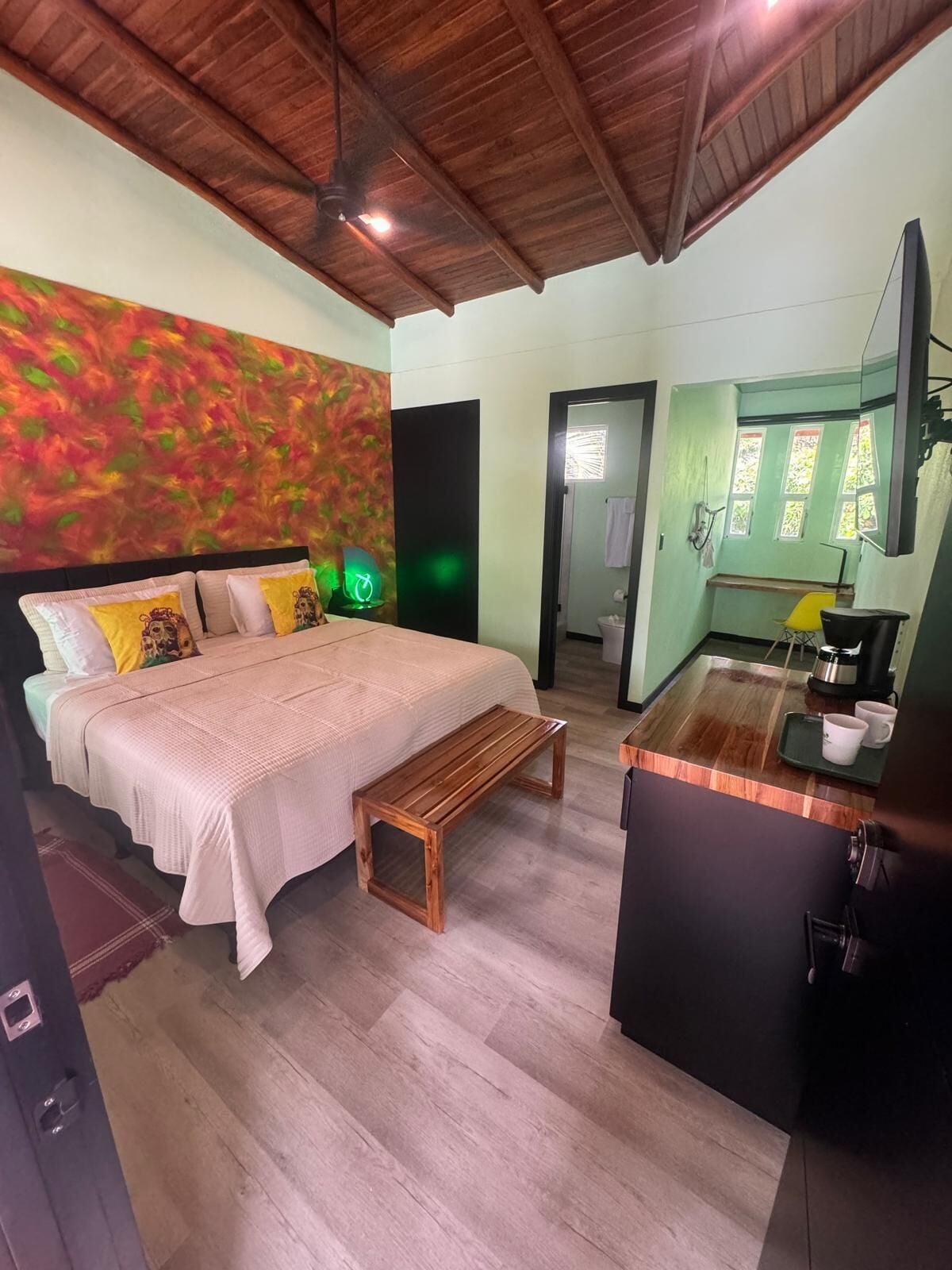 Ropa de cama de alta calidad y caja de seguridad en la habitación 