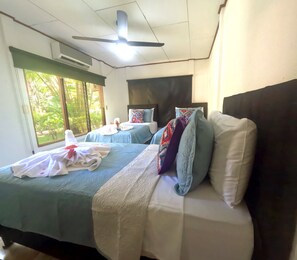 Ropa de cama de alta calidad y caja de seguridad en la habitación 