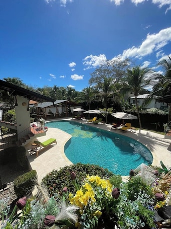 2 outdoor pools. Parti Gras Hotel & Villas en Potrero