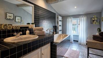 CASA ROYAL - Cité 500m, free public car park 200m, WIFI, Cité view terrace | 1 soveværelse, individuelt design, individuel indretning, lydisolering