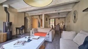 CASA ROYAL - Cité 500m, free public car park 200m, WIFI, Cité view terrace | Area keluarga