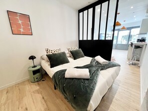 Le vélo - Cité 500m, free public car park 200m, WIFI | View from room