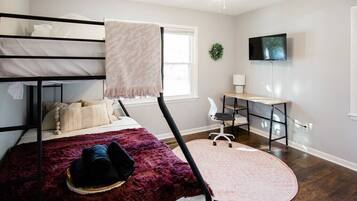 3 bedrooms, desk, iron/ironing board, free WiFi