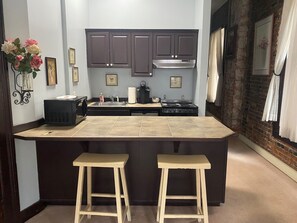 Fridge - Cozy 1-bedroom suite in lovely Seattle with WiFi (Seattle)