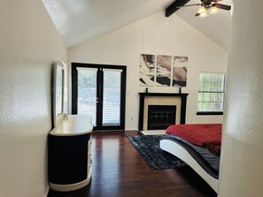 4 bedrooms, desk, free WiFi, bed sheets