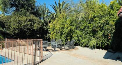 Spacious 4-bedroom house in lovely Bakersfield country club area with pool