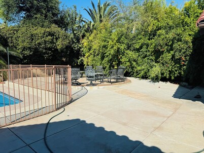 Spacious 4-bedroom house in lovely Bakersfield country club area with pool