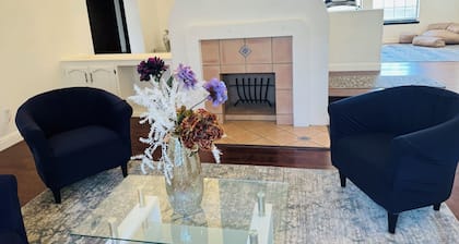 Spacious 4-bedroom house in lovely Bakersfield country club area with pool