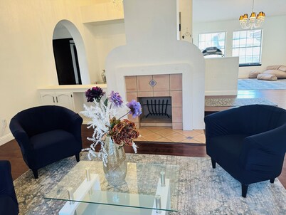 Spacious 4-bedroom house in lovely Bakersfield country club area with pool