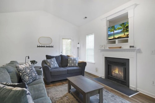 Quiet Cul-de-sac, Hot Tub, Pac-Man, Newly Renovated!