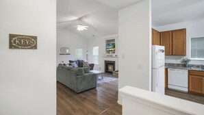 Un salon moderne avec un canapé gris et une cheminée.