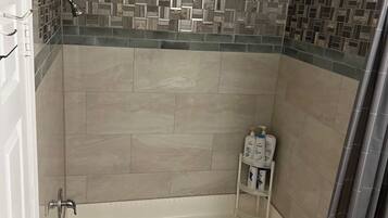 Handtücher, Seife, Shampoo, Toilettenpapier