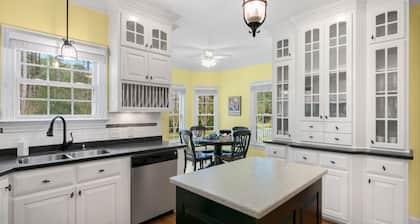 Southern Charm! Theater Room, Hot Tub, Game Space!