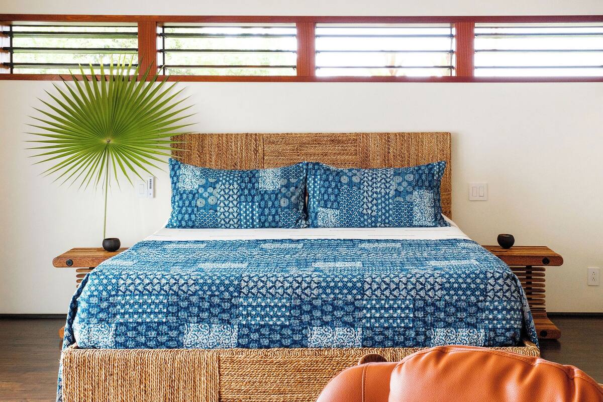 Superior Studio Suite, 1 King Bed, Lanai, Garden View | WiFi (free), bed sheets