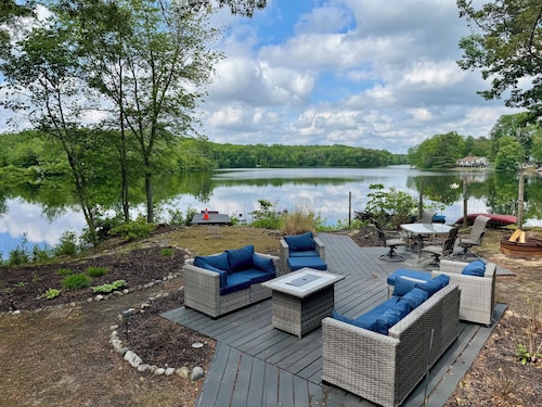 Cozy Romantic Winter Escape with Stunning Lake Views!