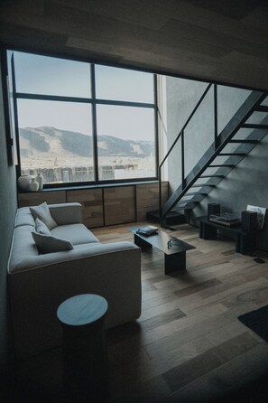 Deluxe Στούντιο | Περιοχή καθιστικού | Τηλεόραση Smart 40 ιντσών με ψηφιακά κανάλια