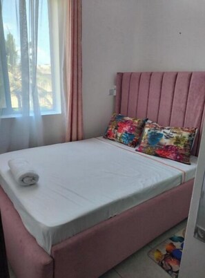 1 habitación, tabla de planchar con plancha, wifi gratis y ropa de cama