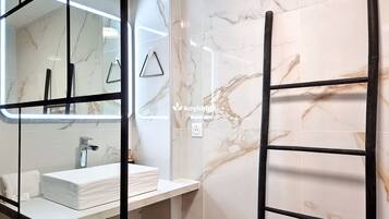 Dusche, Haartrockner, HandtĂŒcher