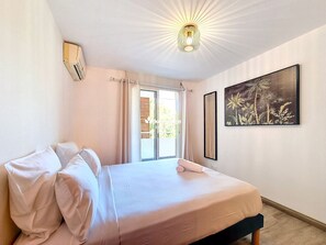 1 habitación, tabla de planchar con plancha, wifi gratis y ropa de cama 