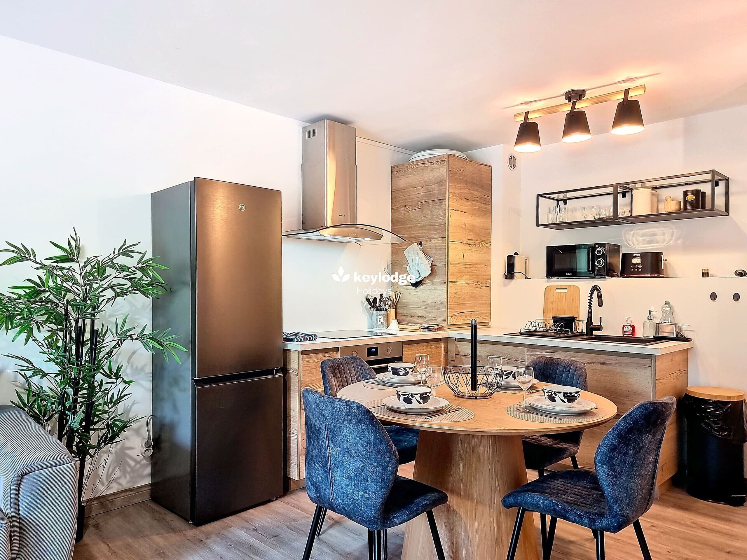 Réfrigérateur, four à micro-ondes, un four, lave-vaisselle