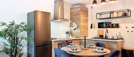 Réfrigérateur, four à micro-ondes, un four, lave-vaisselle