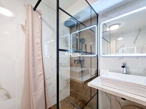 Shower, hair dryer, towels