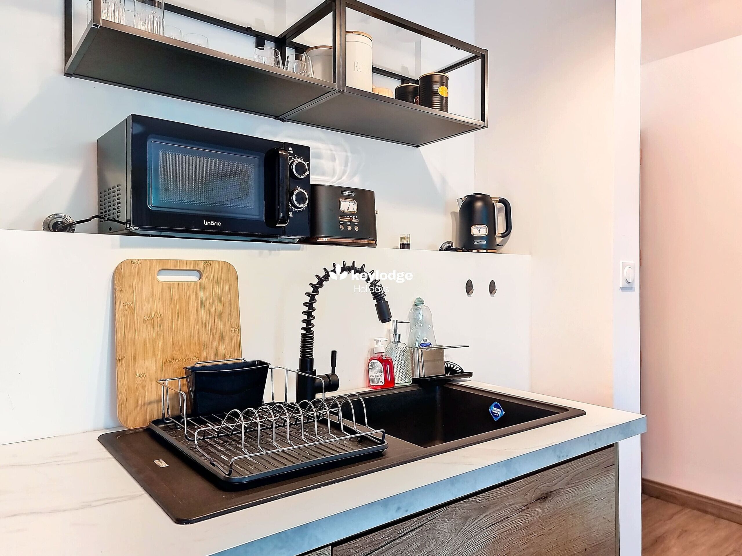 Kühlschrank, Mikrowelle, Ofen, Geschirrspüler