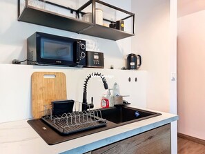 Réfrigérateur, four à micro-ondes, un four, lave-vaisselle