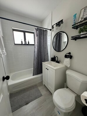 Hårføner, håndklær og toalettpapir