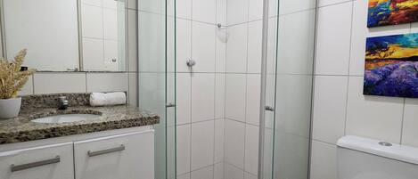 Apartment | Badezimmer | Dusche, Regendusche, Haartrockner, Handtücher