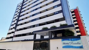 A modern multi-story hotel with a prominent entrance and a sign indicating the name 'Monte Paradiso'. - Apê na Ponta Verde com Wi-Fi e Piscina no Topo (Maceió)