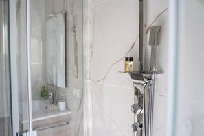 Shower, hair dryer, bidet, towels - Garbatella Bridge Apartment  (Roma)