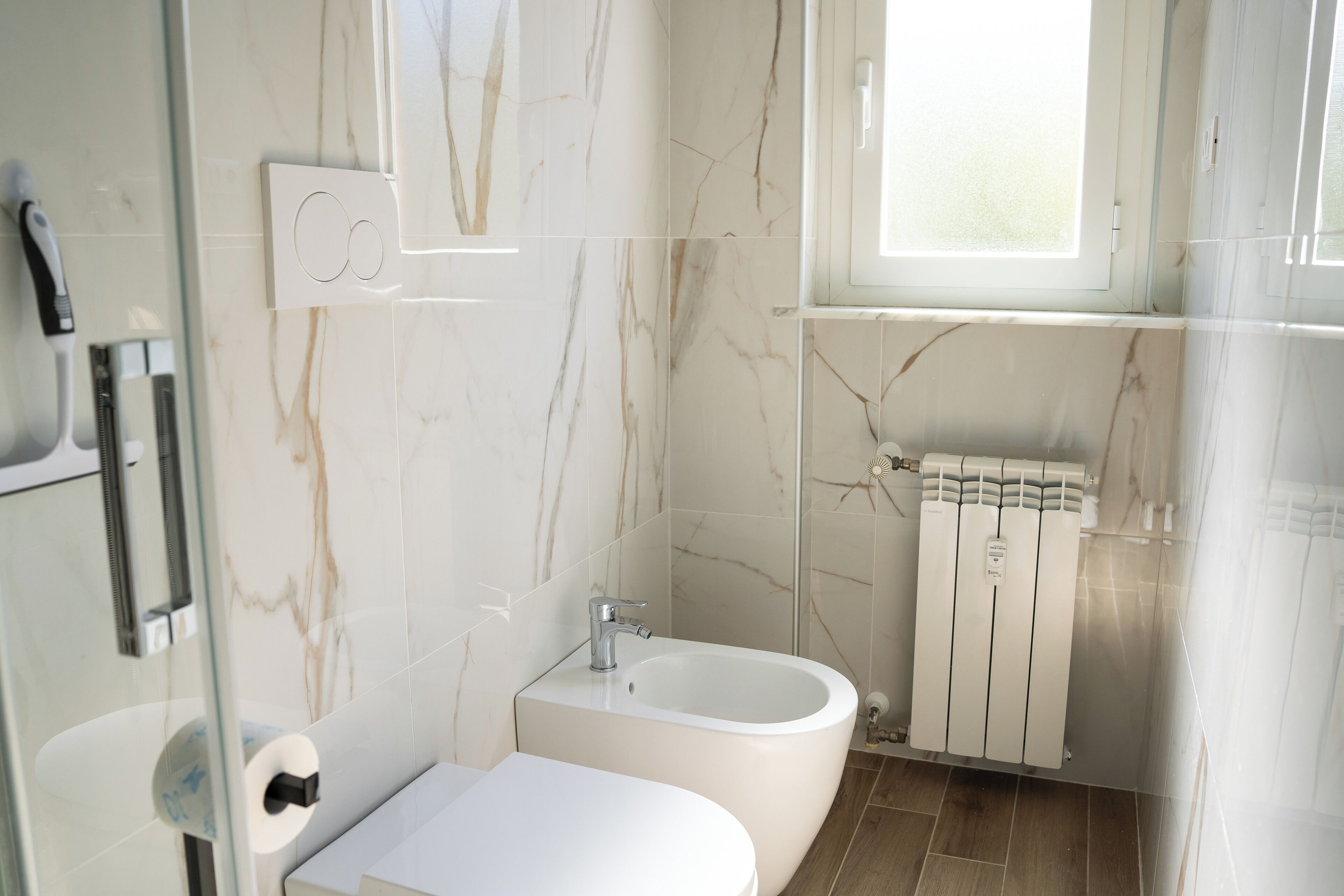 Dusche, Haartrockner, Bidet, Handtücher