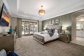 6 bedrooms, desk, iron/ironing board, travel cot