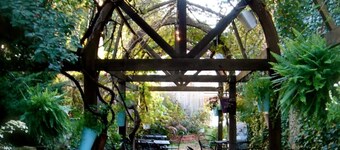 Charming 1-bedroom apartment in downtown historic Weston