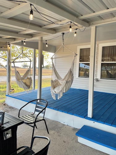 Sunset Over Shiner - Beautiful Country Views! 3 miles to brewery