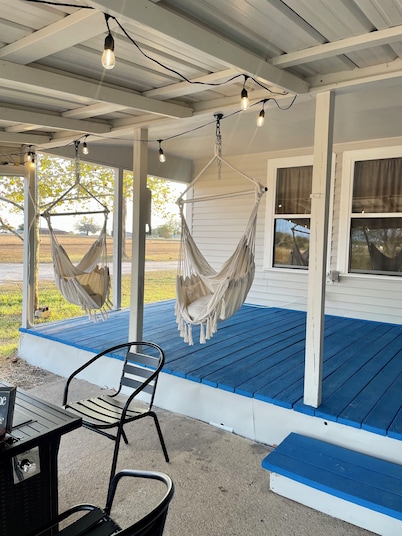 Sunset Over Shiner - Beautiful Country Views! 3 miles to brewery