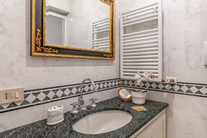 Dusche, Haartrockner, Bidet, Handtücher