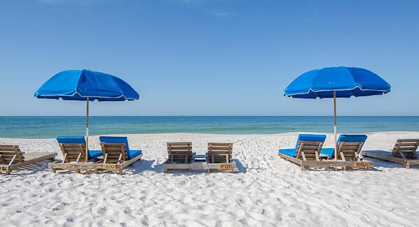 Accommodatie ligt op het strand, ligstoelen, strandlakens