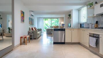 Refrigerador, microondas, horno y parrilla de estufa