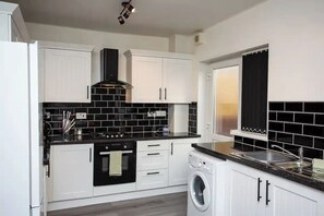 House, 2 Bedrooms | Private kitchen | Fridge, coffee/tea maker - Roberts House Blyth (Blyth)