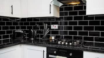 Maison, 2 chambres | Cuisine privée | Réfrigérateur, cafetiÚre/bouilloire