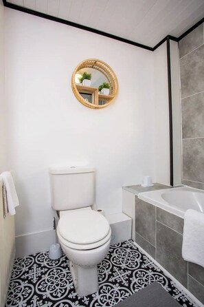 House, 2 Bedrooms | Bathroom | Towels - Roberts House Blyth (Blyth)