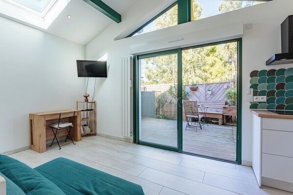 TV, books - Appartement Iruba - Welkeys (Saint-Pierre-d'Irube)