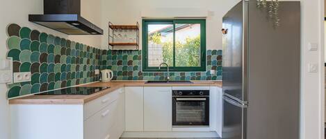 Fridge, oven, coffee/tea maker, toaster