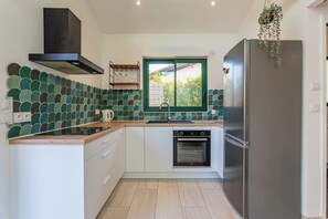 Fridge, oven, coffee/tea maker, toaster - Appartement Iruba - Welkeys (Saint-Pierre-d'Irube)