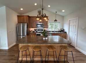 Microwave, oven, stovetop, dishwasher - Mountain Getaway Home in the Heart of Bear Valley (Anchorage)