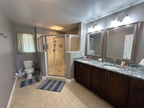 Shower, hair dryer, towels, soap - Mountain Getaway Home in the Heart of Bear Valley (Anchorage)
