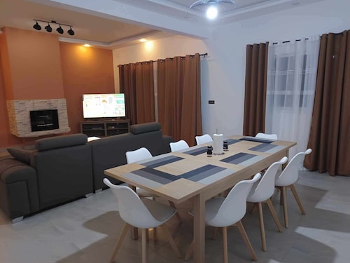 Comfortable loft with free wifi overlooking Palais Iavoloha