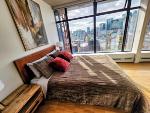 1 bedroom, desk, iron/ironing board, travel crib - Downtown Escape – Walk to Cruise Ships & BC Place | 3 Comfy Beds (Vancouver)
